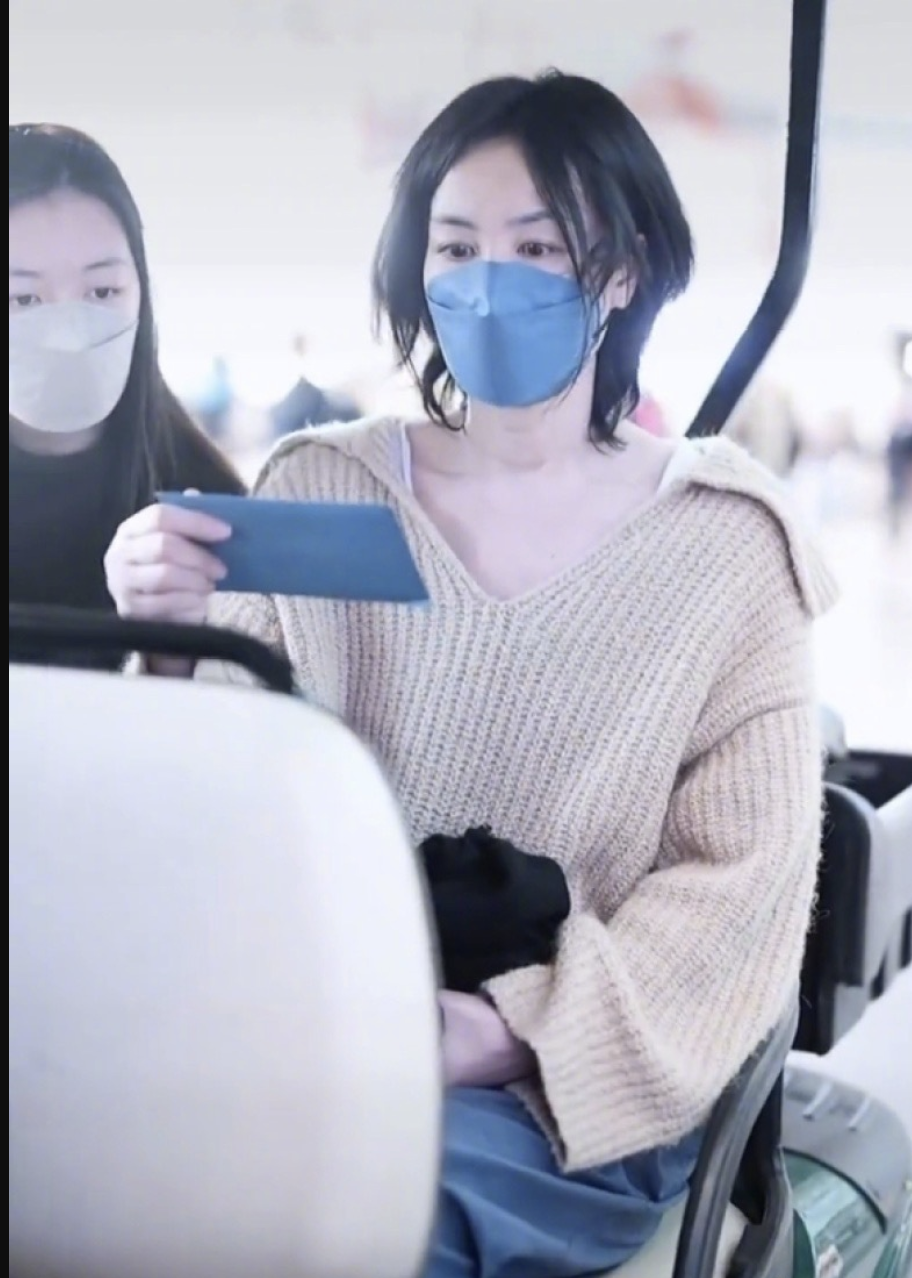 6754岁王菲现状:和女儿机场被偶遇,素颜穿麻花毛衣看着像30岁