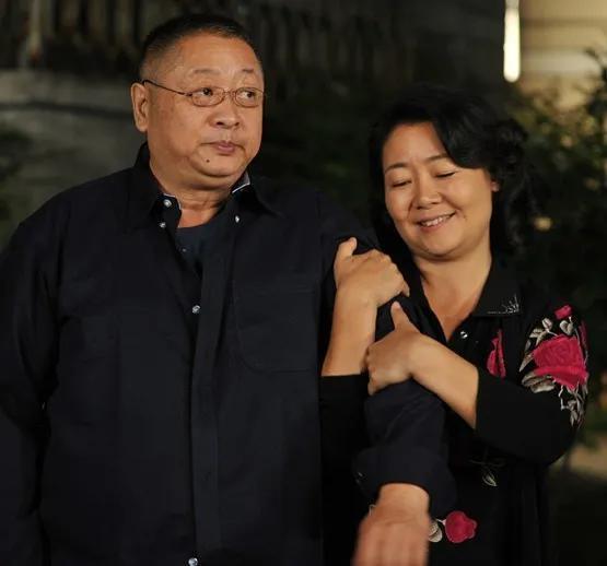 54岁"文他娘"萨日娜:因长相低谷十年,丈夫成家庭煮
