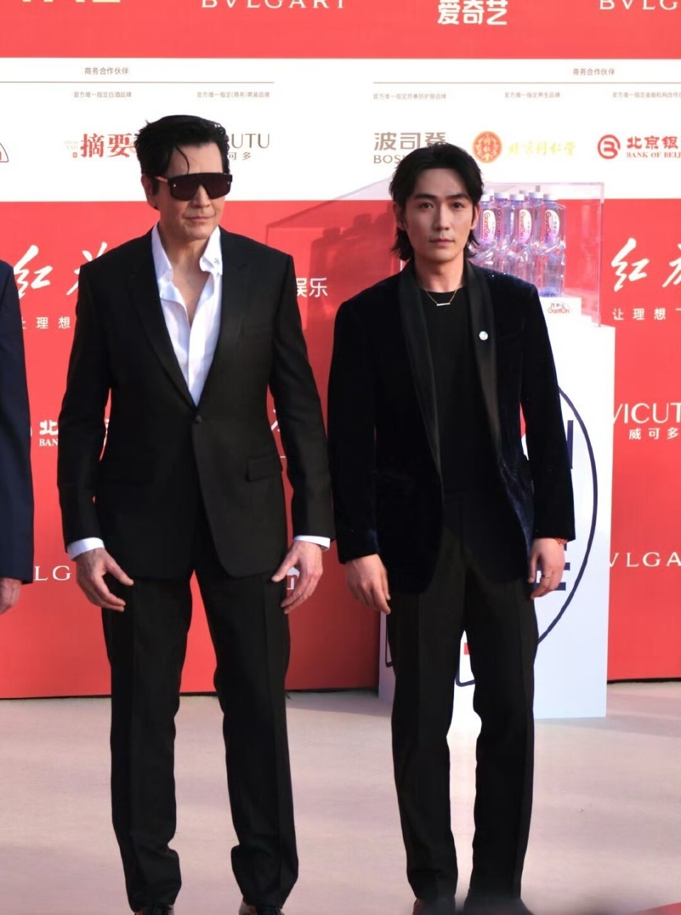 60岁后真的会断崖式衰老吗?看63岁费翔和36岁朱一龙合照就知道了