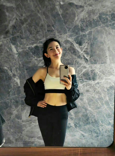 谢娜,孕期时为了给予女儿们足够营养,她曾吃胖不少,最重的时候体重都