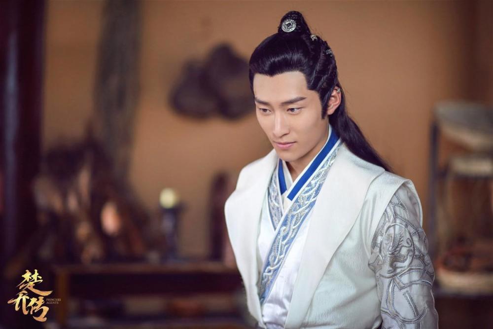 虽然期间他也跟陈乔恩合作过《倾城之泪》;跟张钧甯拍过《赛车传奇》