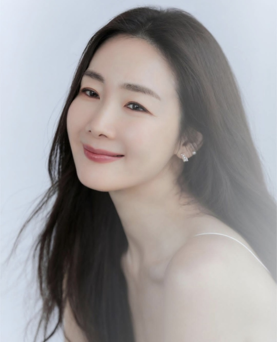 演员崔智友展现多款造型,舒适与优雅并存