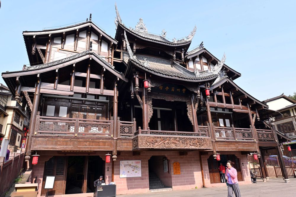 重庆黄桷垭老街游人如织