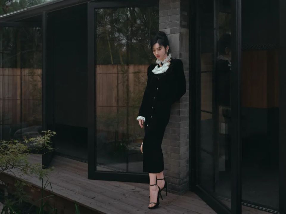 景甜蕾丝开叉黑裙亮相又甜又飒的造型引爆时尚圈