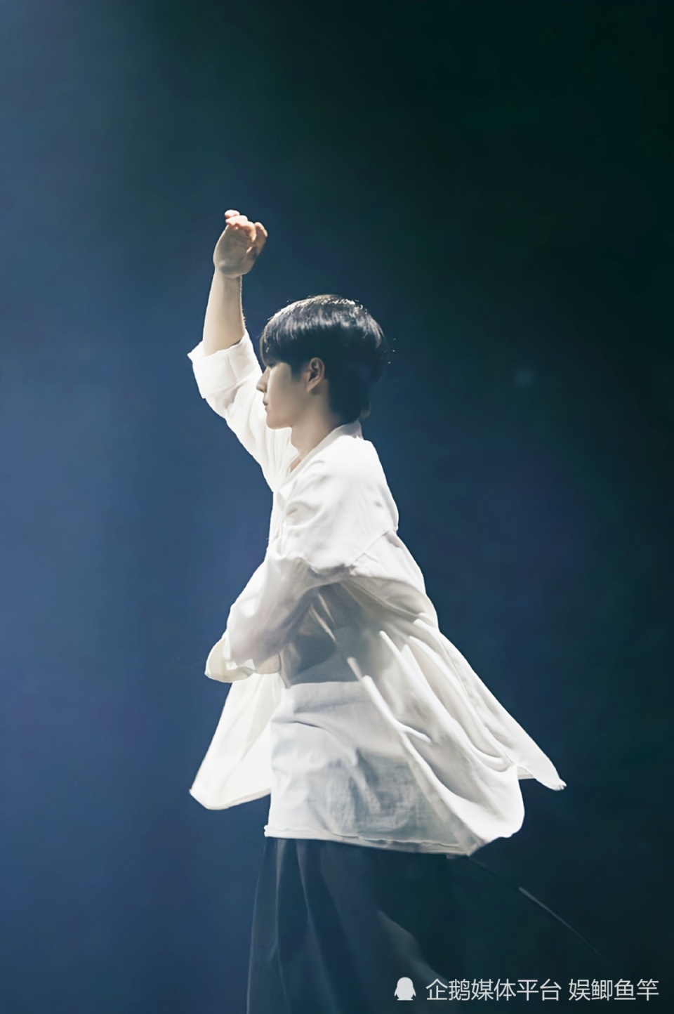 王一博《像阳光那样》首秀,褪去多余修饰,简单白衣造型,用极简风格