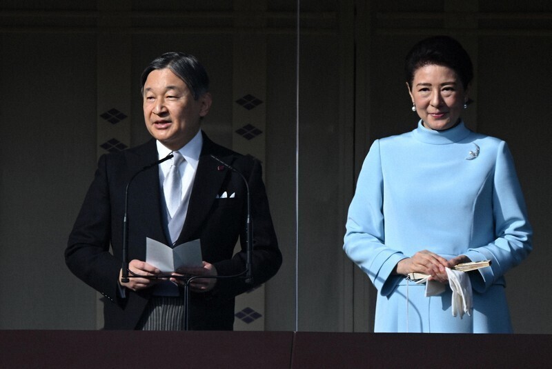 6万参贺者只喊雅子爱子！悠仁亲王首秀全程寡言 秋筱宫家的尴尬藏不住了_腾讯新闻