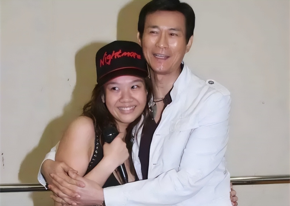 郑欣宜红馆开演唱会,老爸郑少秋送花支持,郑裕玲当嘉宾嘟嘴献吻_腾讯