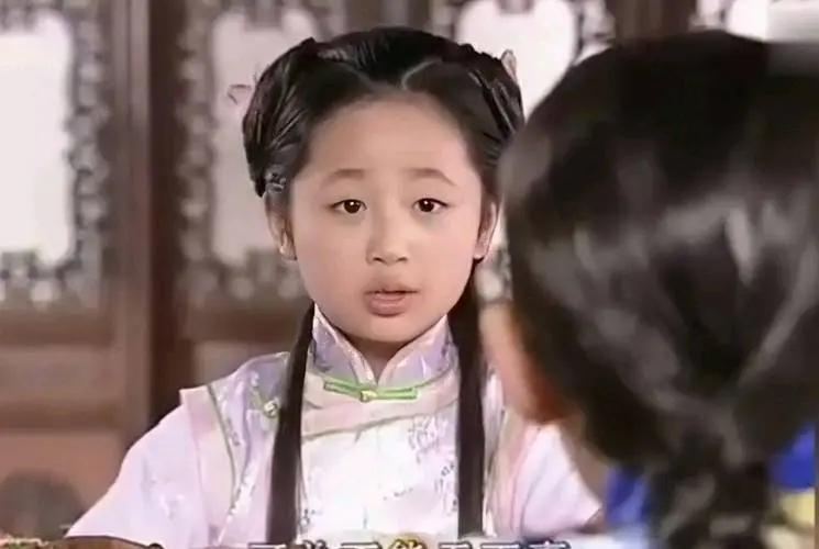 舒畅本来就是童星,演技非常自然,而且这个时候15岁的她也已经是美人