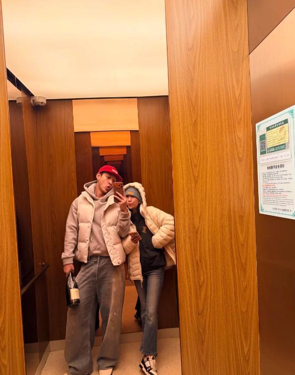李嘉格一家近况曝光！清迈度假，她偷拍25岁男友泡澡，太甜蜜了_腾讯新闻