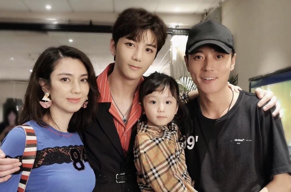 张丹峰辟谣领证后,删除洪欣相关,直播不带老婆,睡眼惺忪气色差_腾讯