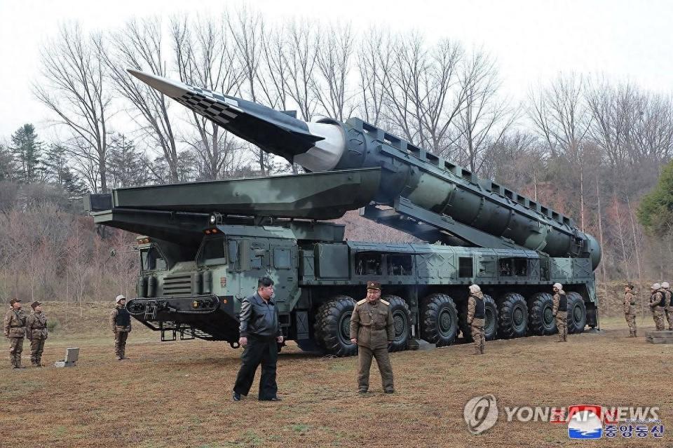 这次的弹道导弹,采用了新型号的固体火箭,而弹头则很像火星-8上曾试射