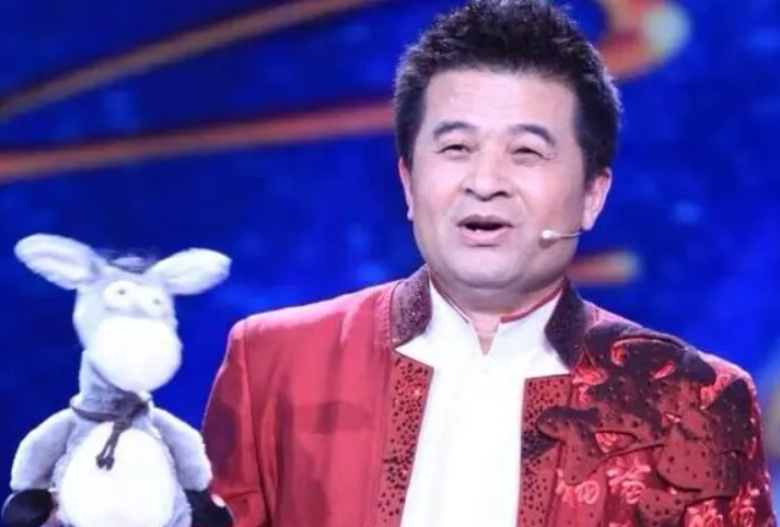 65岁毕福剑现状满脸老年斑两鬓斑白已经和普通大爷没两样了