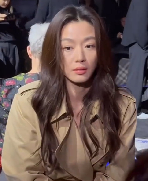也是顶流的美女,确实迷倒了万千少男少女,尤其是前些年搭档金秀贤主演