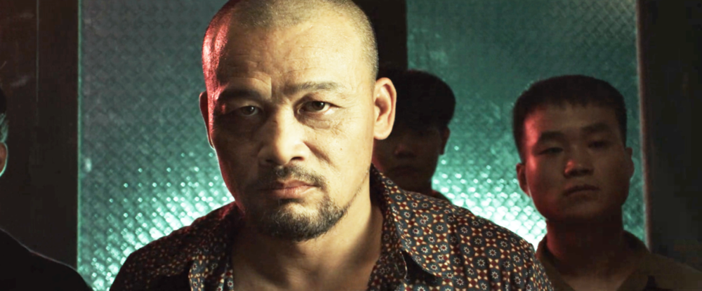 喻亢饰演的帕昆是进攻者,他不仅带着枪,还带着两个小喽啰.