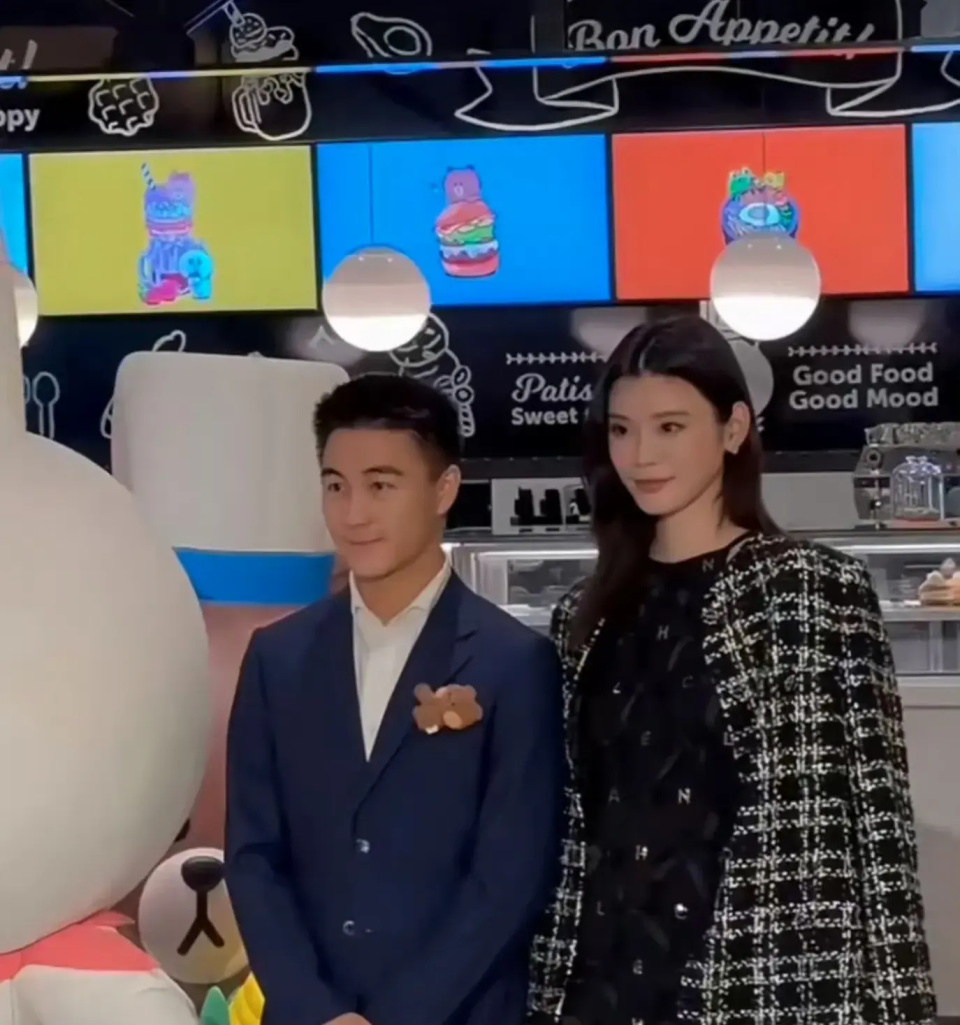 赌王四房出席活动,奚梦瑶与人合影主动弯腰,何猷君穿增高鞋抢镜_腾讯