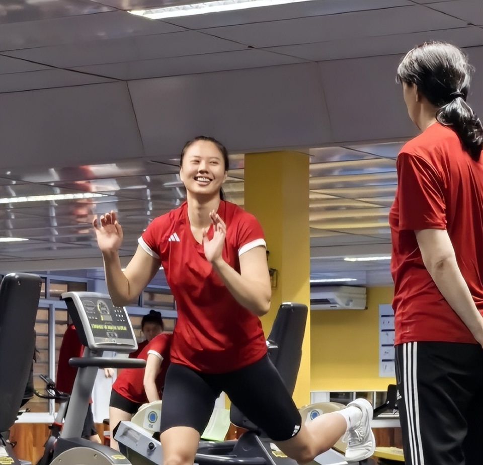 中国女排在巴西进行训练,蔡斌亲自指导,赖亚文督训,龚翔宇撒娇