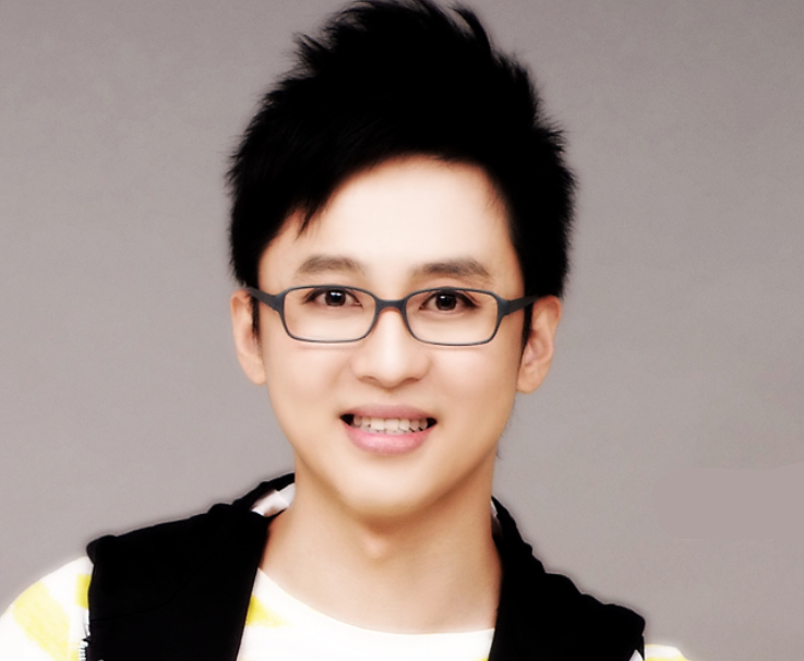 知名主持人程成胖20斤衣服太紧勒出4层赘肉49岁仍未婚无儿女