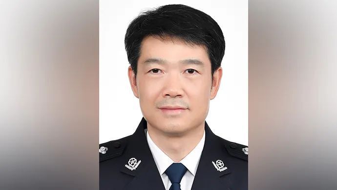 曾任公安部情报指挥中心党委副书记,政委兼纪委书记;河南省公安厅厅长