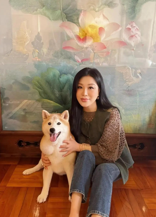 52岁杨小娟:嫁大12岁吕良伟,帮丈夫赚上亿身家,儿子不像爸_腾讯新闻