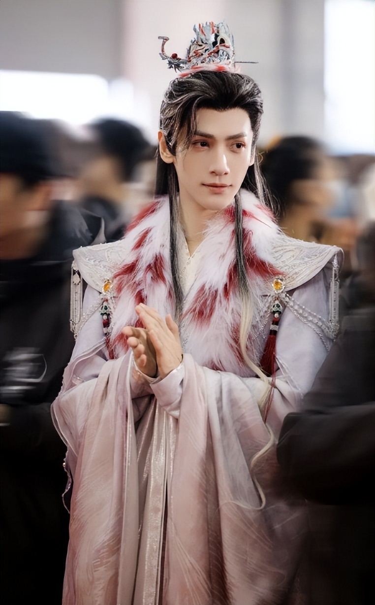 罗云熙新剧开机美女如云不说还有人古风扮相超越了罗云熙