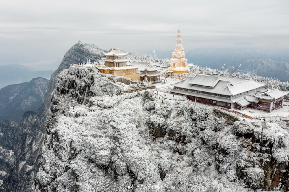 雪后的四川峨眉山金顶太美了,随便一按就是大片,错过再等一年