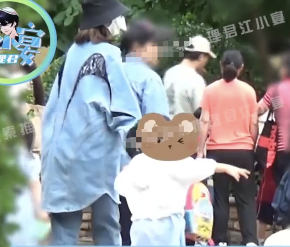 唐艺昕接娃放学,母女俩互动温馨,4岁女儿俏皮可爱像爸爸张若昀