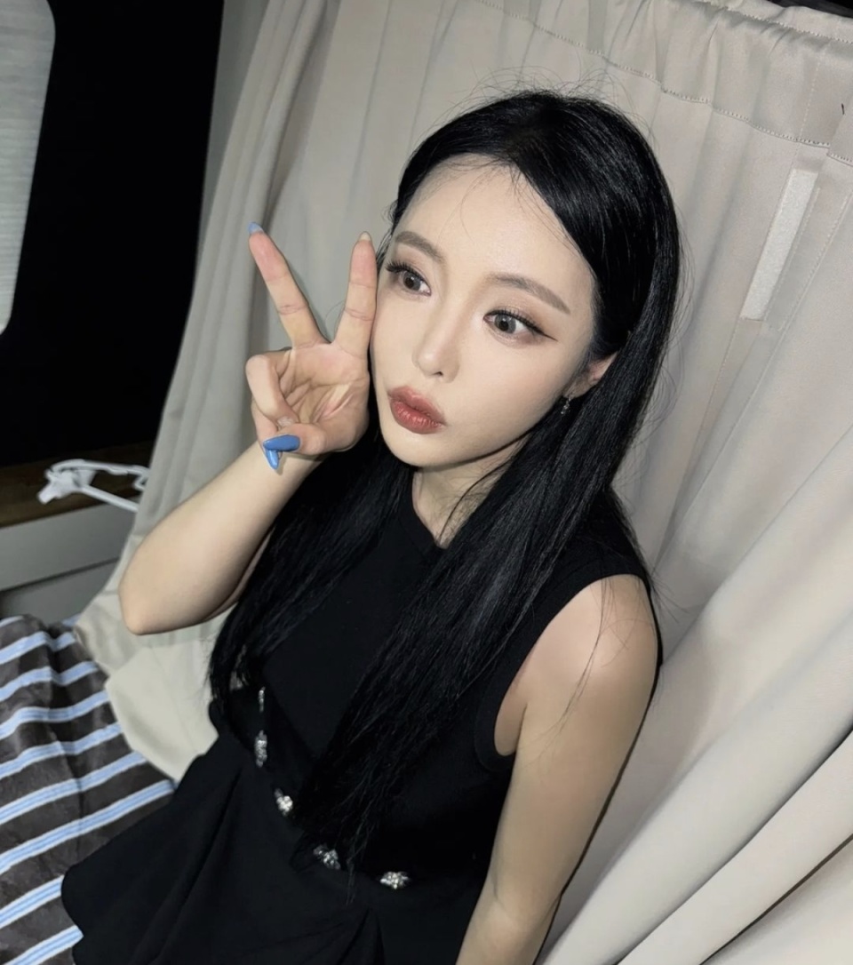 亲切自然惹人爱,洪真英黑色无袖连衣裙,尽显可爱活力