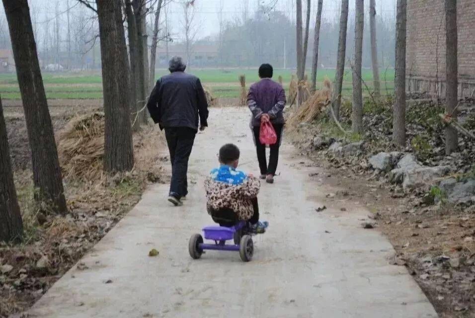 爷爷奶奶听好了：教育孙辈做到“四不要”，几乎没有家庭矛盾_腾讯新闻