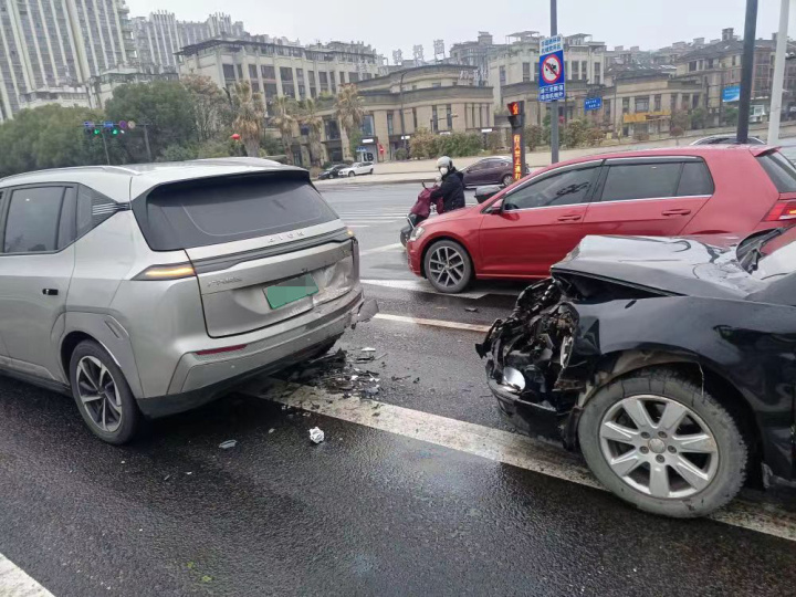 "隔夜酒"引发追尾事故!一吹竟还是醉驾