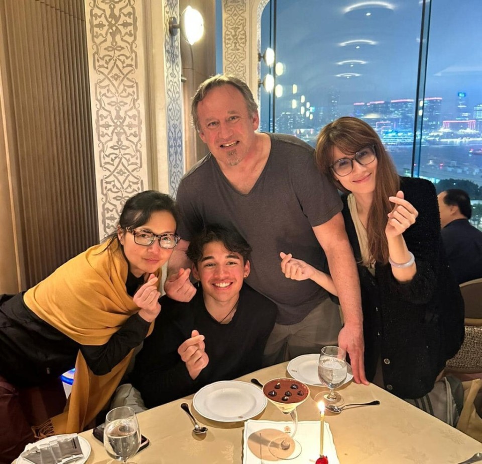 "最美郭襄"李绮虹举家返港,打扮朴素容貌变化大