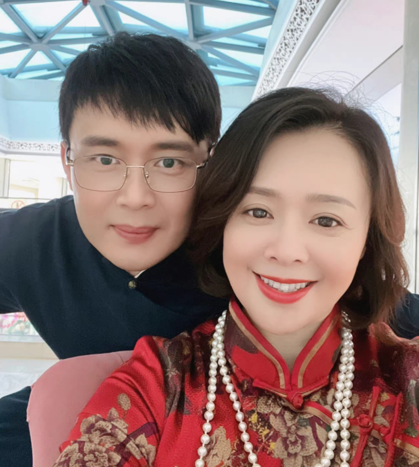 她长得漂亮,演技好,出道23年不温不火,有好老公和帅儿子已知足_腾讯