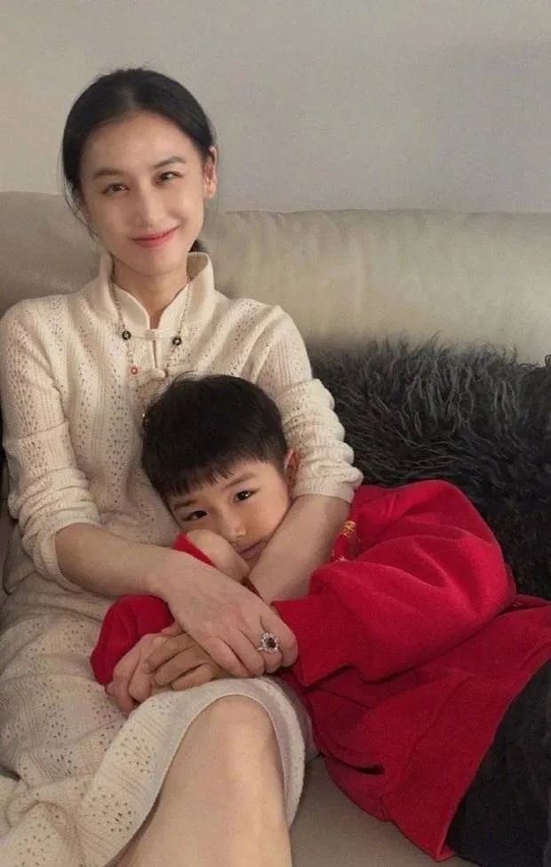 黄圣依晒温馨合照,12岁andy长成小大人模样,小anlin乖巧惹人爱_腾讯