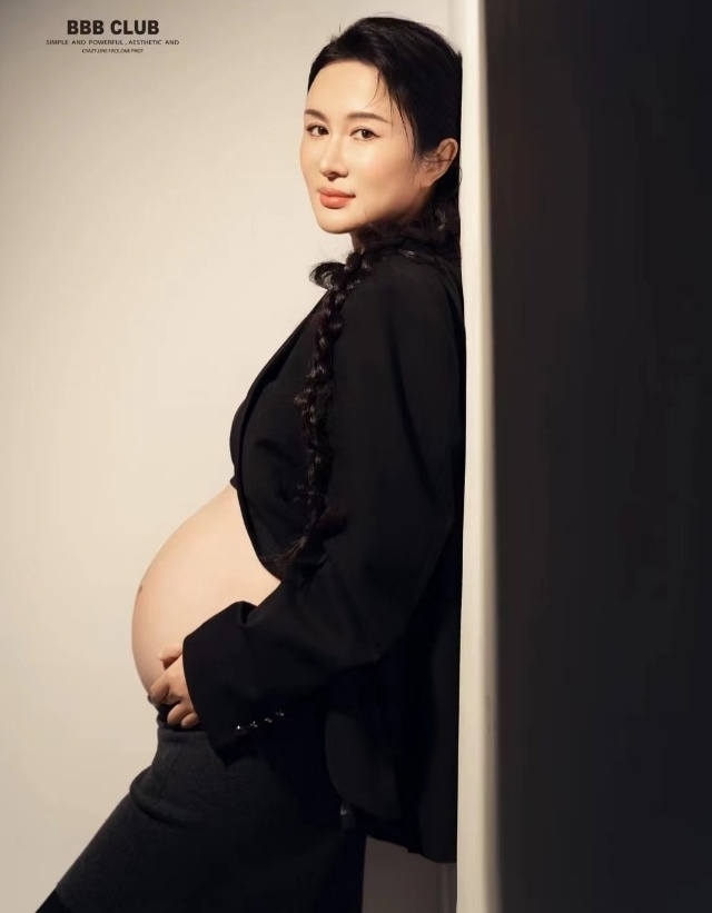 张纪中娇妻晒四胎孕期写真，肚大如箩手臂仍纤细，年轻漂亮状态好_腾讯新闻