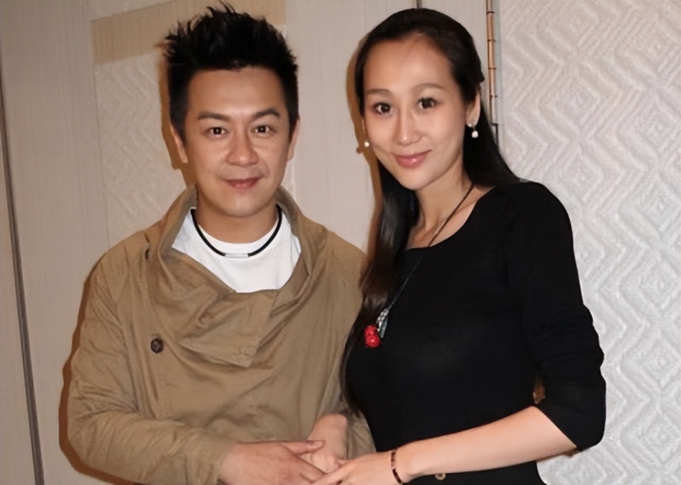 陈浩民妻子祝福高考学子,穿透视裙超短裤露大长腿,网友:故意的
