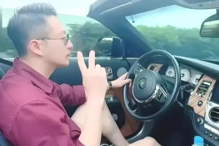 具俊晔dj秀还在卖票,场地简陋如厂房,大s赔本也要办,台湾博主说出原因