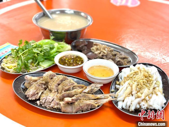 鲜香美味的广东茂名"水东鸭粥" 每一口都是满足_腾讯新闻