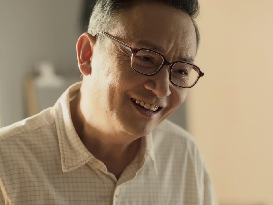 由于侯长荣在剧中饰演的黄亦玫父亲黄剑知是一名大学的教授,穿着打扮