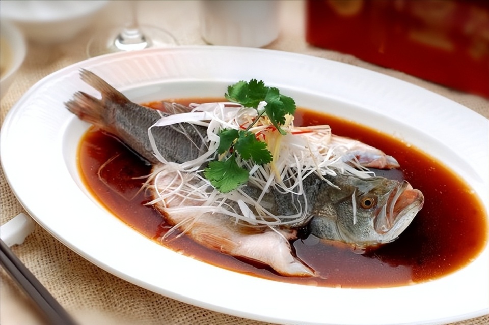 清蒸鲈鱼,别直接上锅蒸,牢记:1撒2垫,鱼肉鲜嫩多汁,无腥味