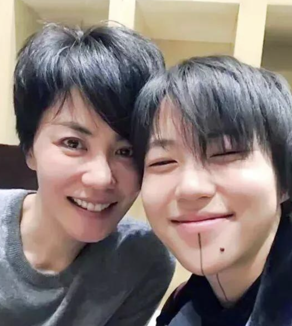 同样是王菲的女儿,一个酷一个甜,窦靖童和李嫣"差别"太大!