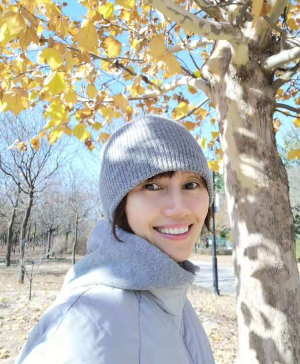 46岁袁泉低调做公益,素颜示人大展自然美,气质形象到人品都绝佳_腾讯