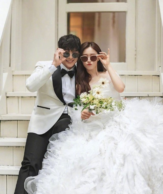 朴智妍与棒球选手黄载均今日举行婚礼,两人婚纱照曝光