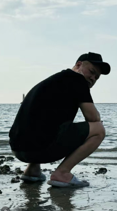 岳云鹏携妻女海南度假,12岁女儿身高猛长,被指超过175cm的爸爸