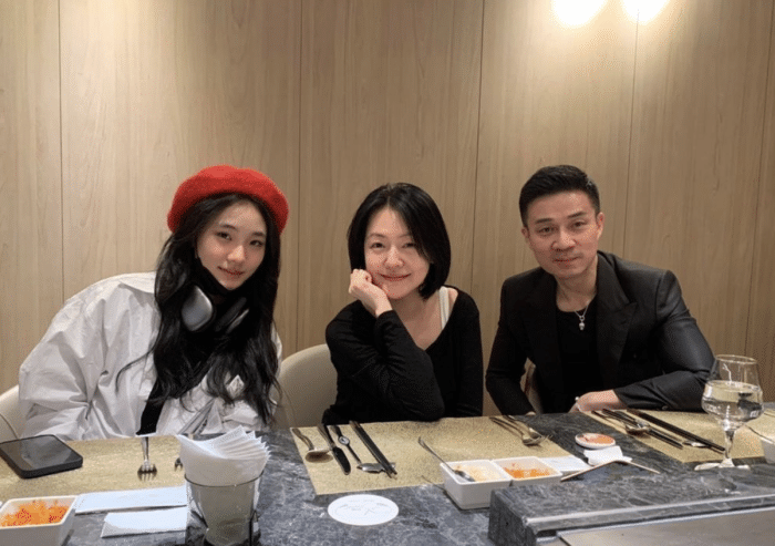 小S参加二女儿毕业聚会，Lily穿露肩裙女神范儿十足，母女同框似姐妹(小s女儿有多大)