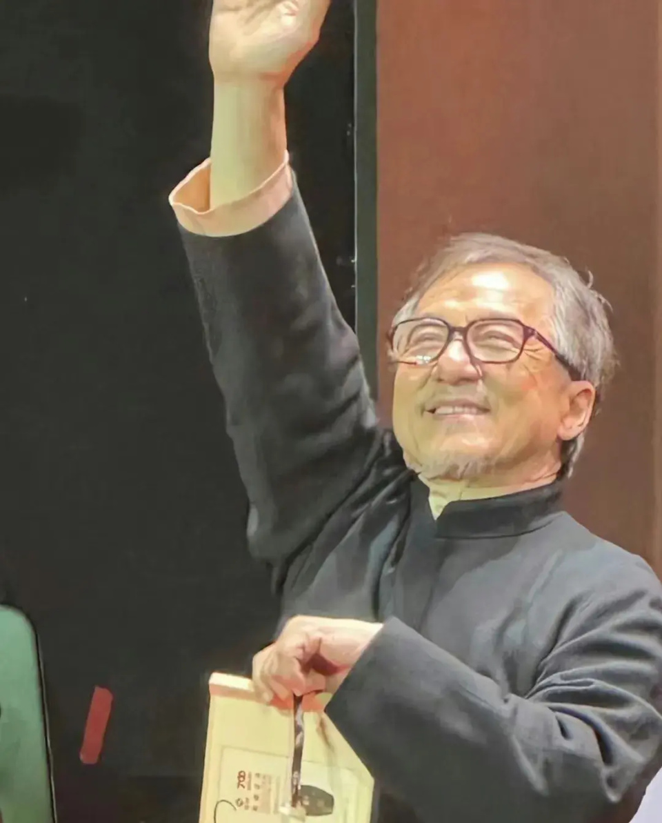 成龙老了！70岁近照曝光，满头白发难掩沧桑，网友直呼岁月不饶人-6parkbbs.com