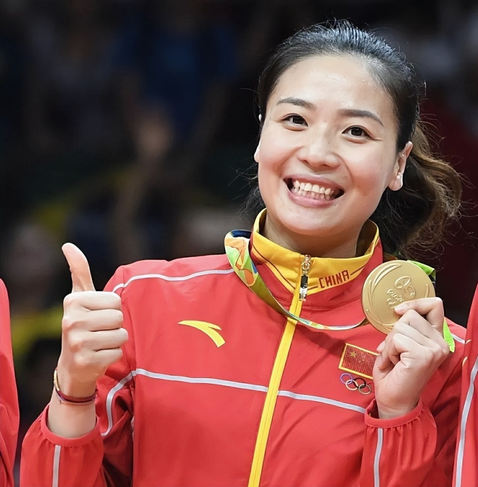 女排三大奥运冠军同台,满屏大长腿,都曾受伤病之苦,仍成就非凡