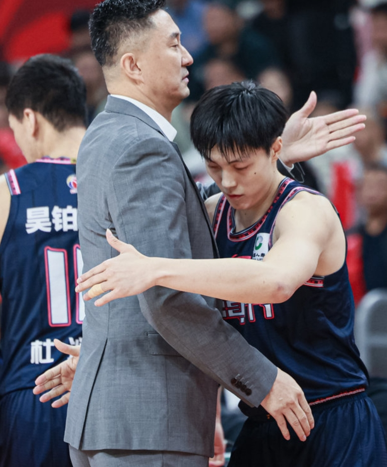 值得一提的是整场比赛的节奏基本都掌握在广东宏远队的手上,本场比赛