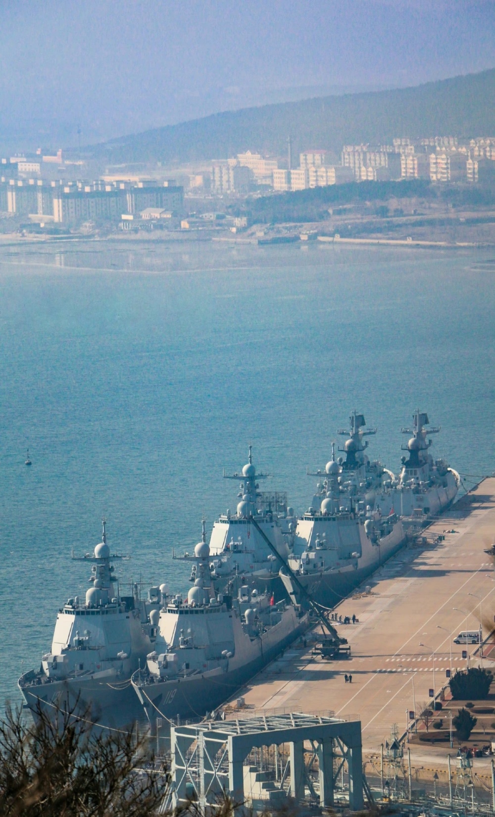 近日有网友拍摄到一张在某基地停靠的我军驱逐舰 护卫舰的照片,能看清