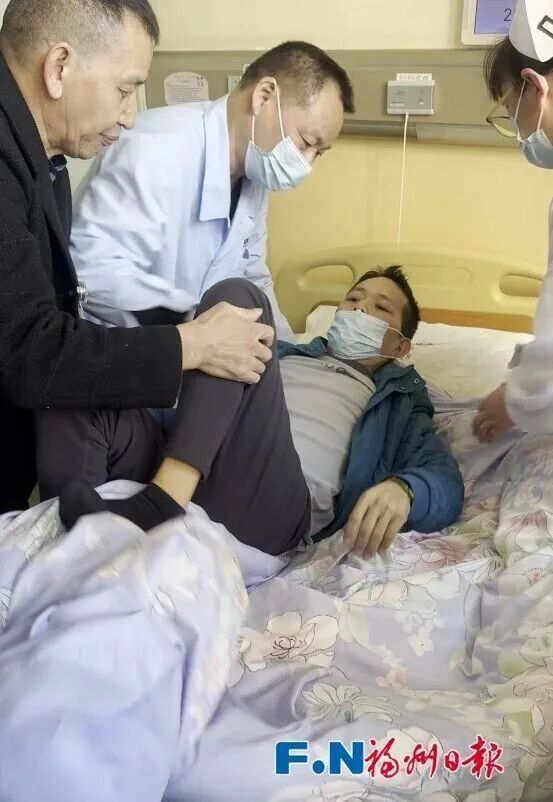 “煎餅叔叔”回福州就醫了！妻子哽咽鞠躬：萬分感謝大家幫助 - 