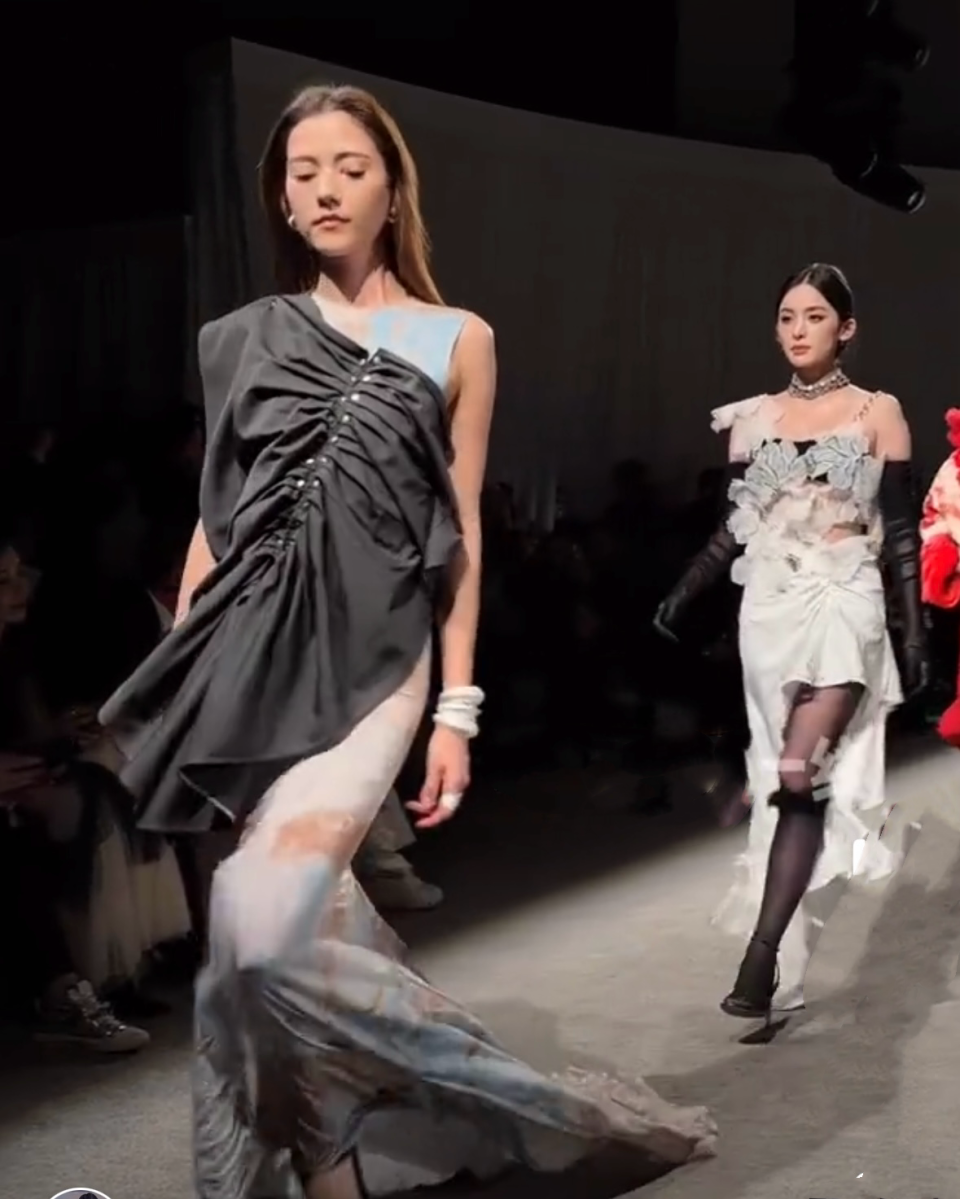 古力娜扎走秀引热议走路不稳扭胯幅度大被嘲气质全无