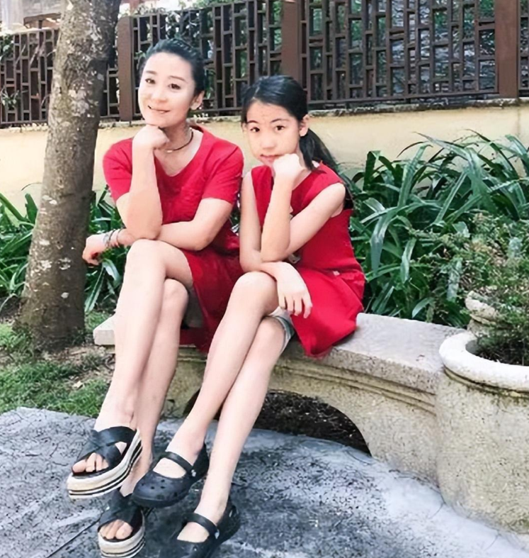 苗圃晒照庆47岁生日,大19岁富商丈夫送鲜花,龙凤胎女儿神似妈妈_腾讯